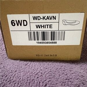 Journee Collection White Flats